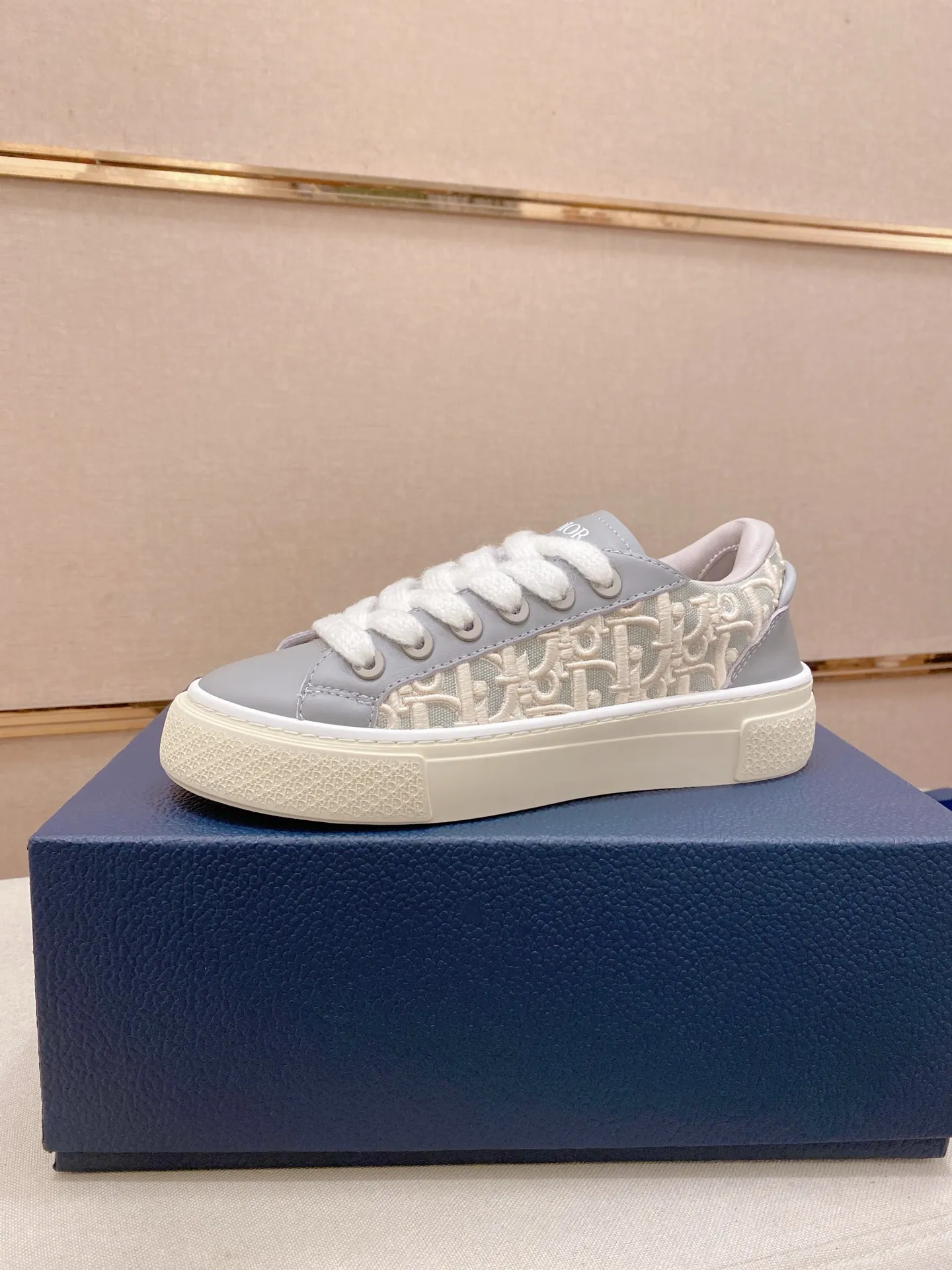 Factory price: 300 Men's shoes 💰[Dior·Dior] Top 🔍Couple style 💏🔍New casual sports style couple shoes, new four-season design, perfect workmanship, lace-up lazy style to create cabinet quality, upper: imported first-layer cowhide, sheepskin lining is soft and comfortable, ultra-light TPU wear-resistant outsole, simple, versatile fashion men's shoes, excellent color code number 35--44
